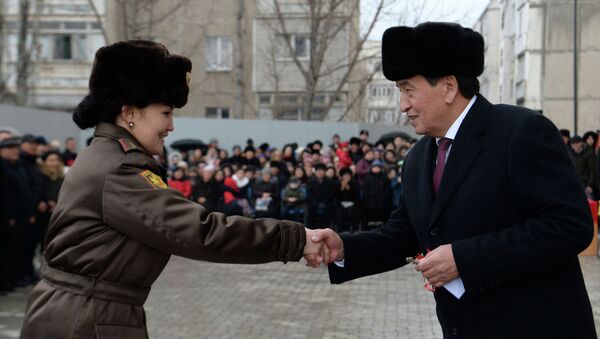 Церемония открытия жилого дома для военнослужащих в 12 микрорайоне Бишкека - Sputnik Кыргызстан