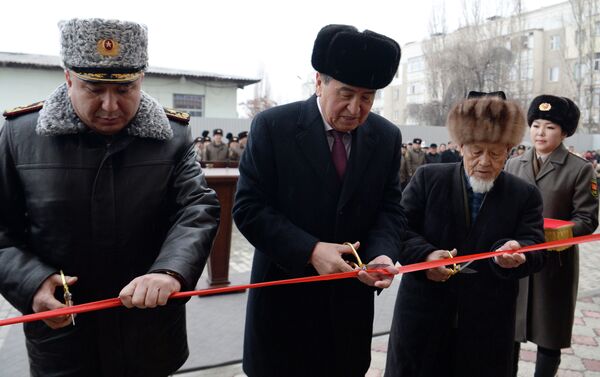 Поздравляя их с радостным событием,  Сооронбай Жээнбеков отметил символичность того, что оно произошло в канун Нового года. - Sputnik Кыргызстан