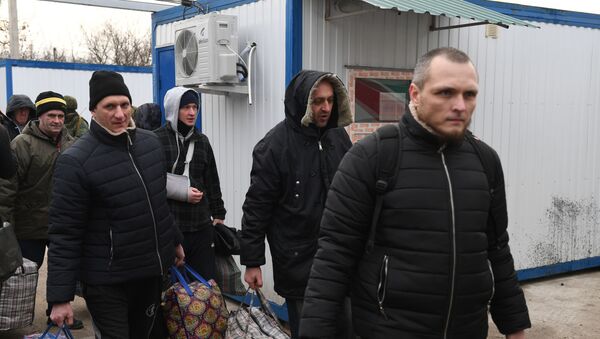 Обмен военнопленными между ДНР, ЛНР и Украиной в Донецкой области - Sputnik Кыргызстан