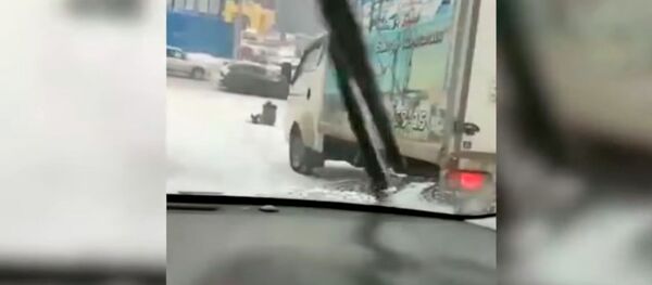 Девушка поскользнулась и упала, ее чуть не переехал грузовик — видео спасения - Sputnik Кыргызстан