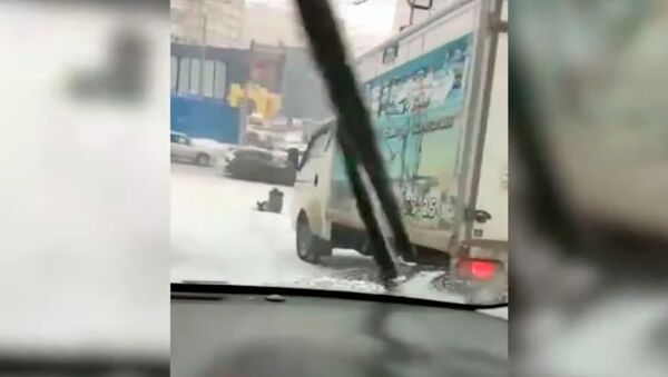 Девушка поскользнулась и упала, ее чуть не переехал грузовик — видео спасения - Sputnik Кыргызстан
