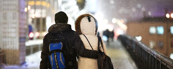 Прохожие на одной из улиц во время снегопада. Архивное фото Прохожие на одной из улиц во время снегопада. Архивное фото - Sputnik Кыргызстан