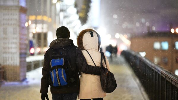 Пара идет по улице во время снегопада. Архивное фото - Sputnik Кыргызстан