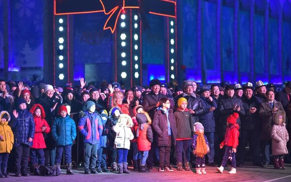 Вместе с горожанами на площади Новый год встретили мэр Бишкека Азиз Суракматов, вице-мэры, акимы районов и руководители городских служб. - Sputnik Кыргызстан