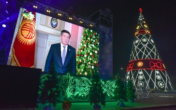 В 23.50 кыргызстанцев поздравил президент Сооронбай Жээнбеков. - Sputnik Кыргызстан