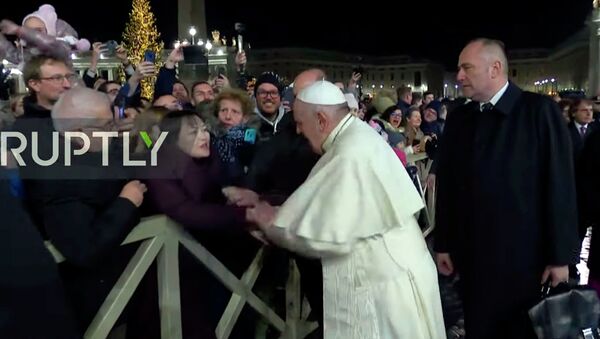 Папа римский прилюдно ударил женщину по рукам. Он был зол — видео - Sputnik Кыргызстан