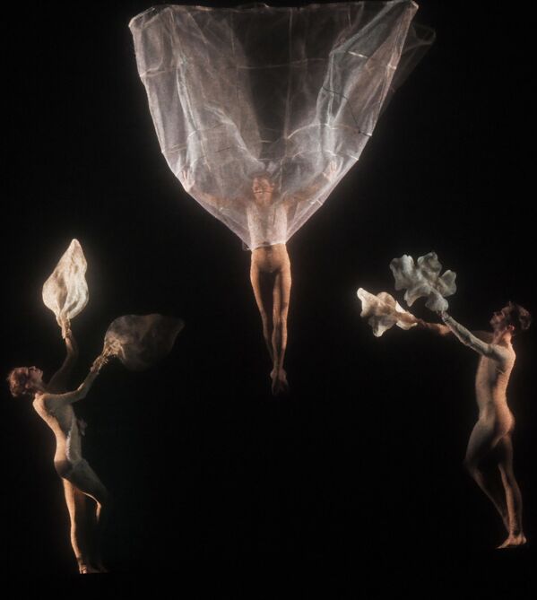 Артисты балета итальянского театра NoGravity в сцене из спектакля «Леонардо» в рамках фестиваля искусств Вдохновение в Москве - Sputnik Кыргызстан