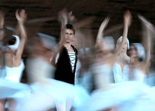 Артисты Новосибирского театра балета во время репетиции спектакля Лебединое озеро в Большом театре в Москве - Sputnik Кыргызстан