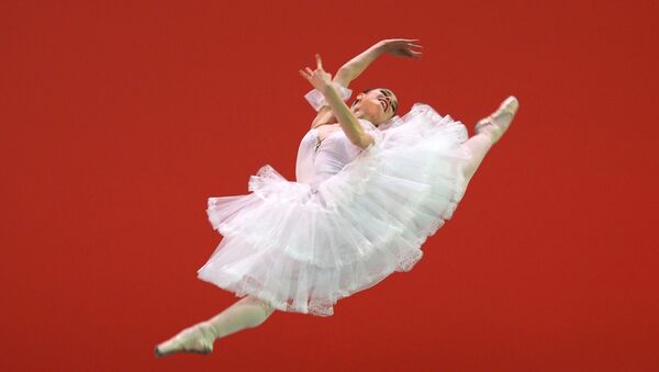 Эх, балет, балет! Ийилген, чимирилген, керилген бийчилерден 18 ирмем - Sputnik Кыргызстан
