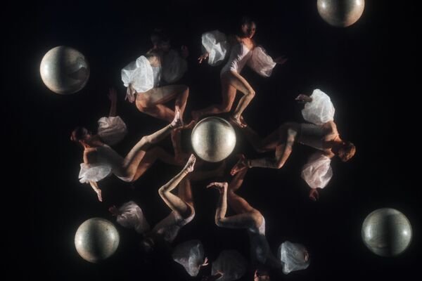 Италиялык NoGravity театрынын балет бийчилери Леонардо спектаклин коюп жатышат. Башкача ыкма, башкача бий - Sputnik Кыргызстан