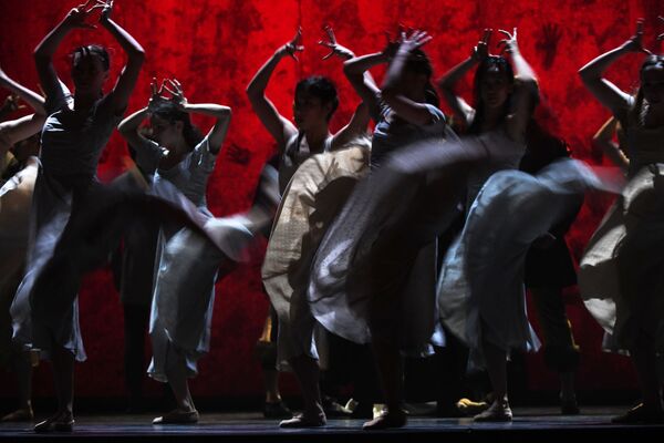 Артисты балета в сцене из спектакля Жизель на новой сцене Большого театра в Москве - Sputnik Кыргызстан