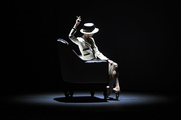 Танцовщица Светлана Захарова в сцене из одноактного балета Gabrielle CHANEL на исторической сцене Большого театра - Sputnik Кыргызстан