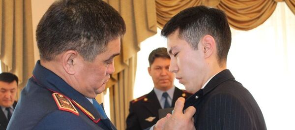 Алматынын жанында болгон авиакырсыкта боюнда бар келинди өзүнүн денеси менен жаап сактап калган казакстандык Темирлан Кадауовго сыйлык тапшырылды - Sputnik Кыргызстан