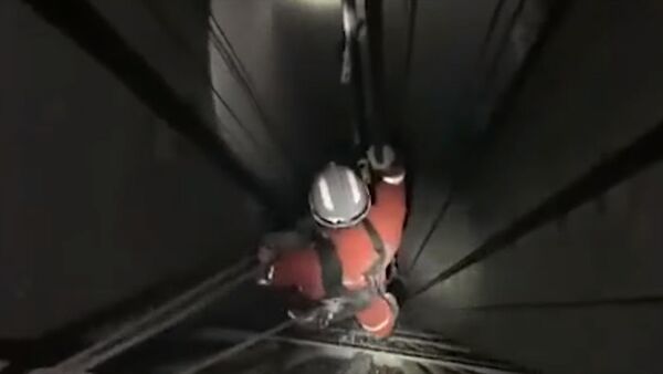 Ажалы жок экен. Кытайда 30-кабаттан кулаган кишинин аман калган видеосу - Sputnik Кыргызстан