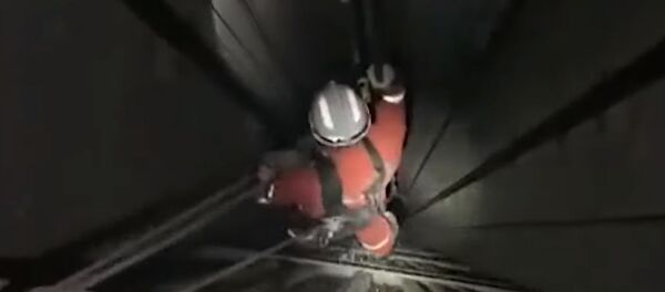 Ажалы жок экен. Кытайда 30-кабаттан кулаган кишинин аман калган видеосу Ажалы жок экен. Кытайда 30-кабаттан кулаган кишинин аман калган видеосу - Sputnik Кыргызстан