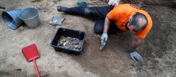 Археолог во время раскопок. Архивное фото - Sputnik Кыргызстан