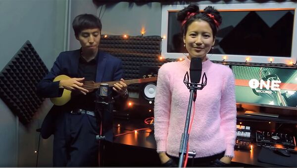 Кыргызстанка Нурчолпон спела хит Dance Monkey под комуз. Архивное фото - Sputnik Кыргызстан