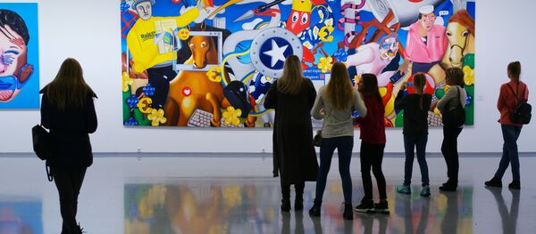 Посетители на художественной выставке. Архивное фото - Sputnik Кыргызстан