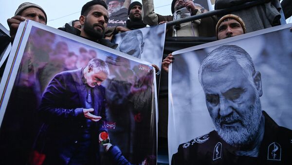Протестующие в городе Кашмири держат портрет убитого иранского генерала Касема Сулеймани. 3 января 2020 года - Sputnik Кыргызстан