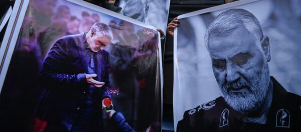 Протестующие в городе Кашмири держат портрет убитого иранского генерала Касема Сулеймани. 3 января 2020 года - Sputnik Кыргызстан