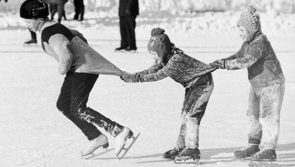 Ребята катаются на коньках паровозиком, 1976 год - Sputnik Кыргызстан
