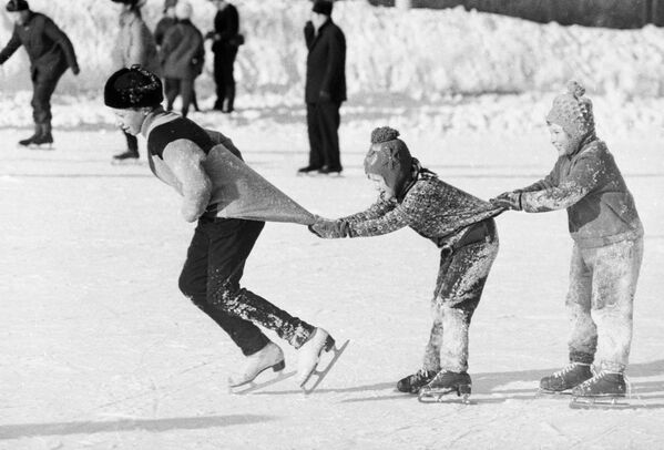 Ребята катаются на коньках «паровозиком», 1976 год - Sputnik Кыргызстан