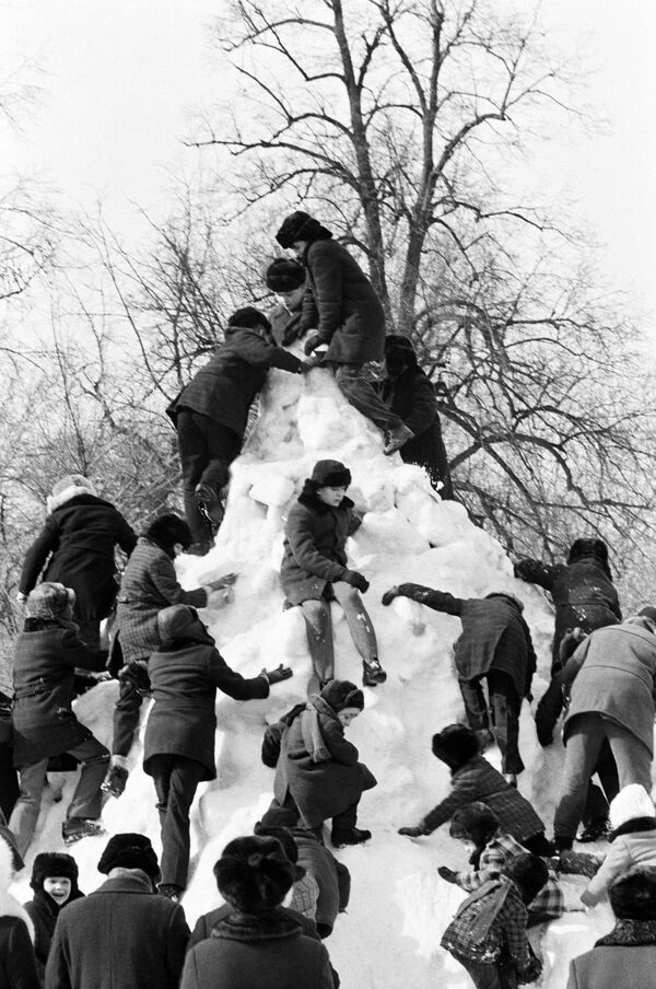 Детвора на снежной горке, 1979 год - Sputnik Кыргызстан