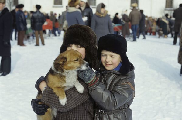 Мальчики с щенком в Каргополе, 1987 год - Sputnik Кыргызстан