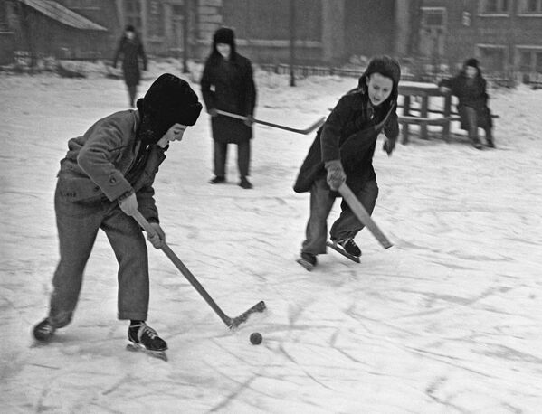 Дети играют в хоккей во дворе, 1959 год - Sputnik Кыргызстан