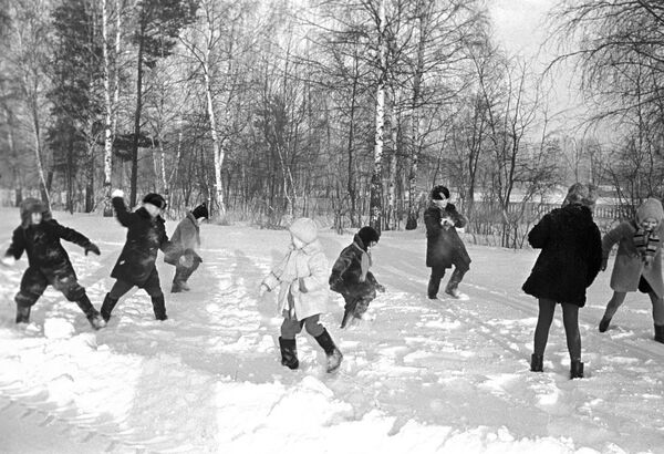 Дети, играющие в снежки, 1969 год - Sputnik Кыргызстан