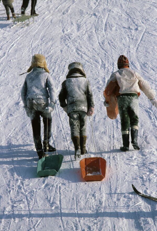 Дети катаются на санках, 1983 год - Sputnik Кыргызстан