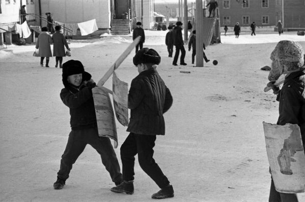 Дети играют во дворе одного из районов города Якутска, 1973 год - Sputnik Кыргызстан