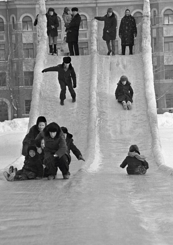 Дети катаются на ледяной горке в городе Пермь, 1973 год - Sputnik Кыргызстан