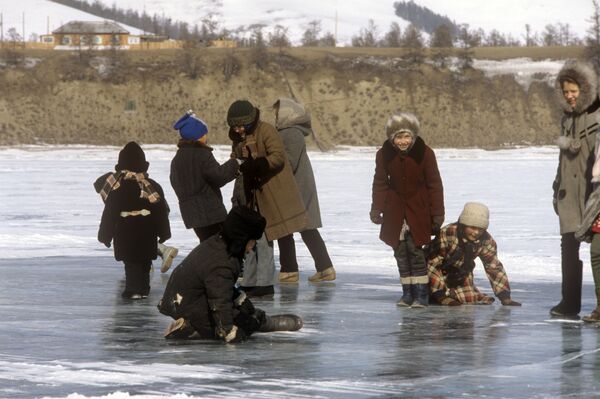 Дети поселка Байкальское играют на льду озера Байкал, 1988 год - Sputnik Кыргызстан