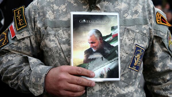 Демонстрант держит фотографию убийстого иранского генерала Касема Сулеймани в Тегеране. 3 января 2020 года - Sputnik Кыргызстан
