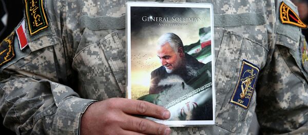Демонстрант держит фотографию убийстого иранского генерала Касема Сулеймани в Тегеране. 3 января 2020 года - Sputnik Кыргызстан