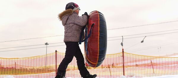 Баллон көтөрүп бараткан бала. Архив Баллон көтөрүп бараткан бала. Архив - Sputnik Кыргызстан