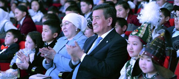 Кыргыз Республикасынын Президенти Сооронбай Жээнбеков жана Биринчи айым Айгүл Токоева. Архив - Sputnik Кыргызстан