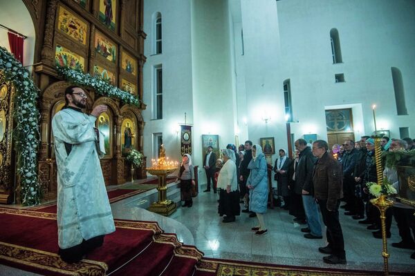 Праздничное богослужение в храме Святого равноапостольного великого князя Владимира в Бишкеке - Sputnik Кыргызстан
