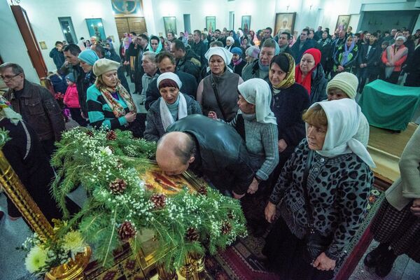 Праздничное богослужение в храме Святого равноапостольного великого князя Владимира в Бишкеке - Sputnik Кыргызстан