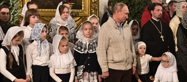 Президент РФ В. Путин посетил Рождественское богослужение - Sputnik Кыргызстан