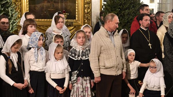 Президент РФ В. Путин посетил Рождественское богослужение - Sputnik Кыргызстан