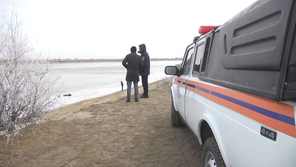 В Казахстане полицейские спасли 3 мальчиков, провалившихся под лед. Видео - Sputnik Кыргызстан