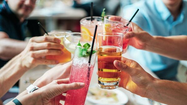 Группа людей пьют безалкогольные напитки. Архивное фото - Sputnik Кыргызстан