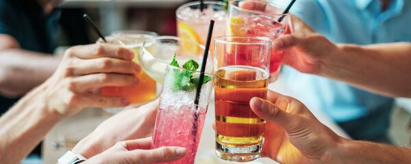 Группа людей пьют безалкогольные напитки. Архивное фото - Sputnik Кыргызстан