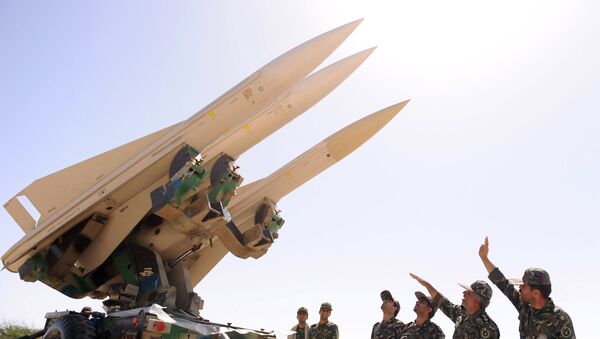 Иранские войска готовят ракеты на пусковой установке во время военных учений. Архивное фото - Sputnik Кыргызстан