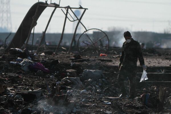 На месте крушения пассажирского лайнера Украины Boeing 737-800 - Sputnik Кыргызстан