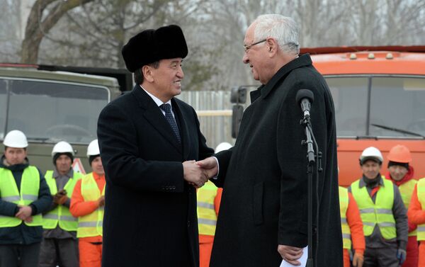 Президент Сооронбай Жээнбеков сегодня, 10 января, принял участие в церемонии закладки капсулы под строительство парка дружбы Кыргызстана и Азербайджана - Sputnik Кыргызстан