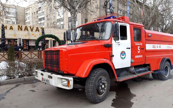 Известно, что на месте работают два пожарных расчета. - Sputnik Кыргызстан