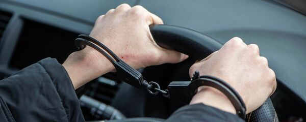 Рульду карпам турган айдоочу наручник менен. Архив Рульду карпам турган айдоочу наручник менен. Архив - Sputnik Кыргызстан